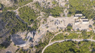 Anadolu 'daki Caunus ya da Caria' daki ünlü antik Yunan kenti Kaunos 'un tepesindeki Akropolis manzarası. Yaz tatilinde aile seyahatleri için popüler bir yer. Dalyan, Mugla, Türkiye