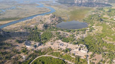 Anadolu 'daki Caunus ya da Caria' daki ünlü antik Yunan kenti Kaunos 'un tepesindeki Akropolis manzarası. Yaz tatilinde aile seyahatleri için popüler bir yer. Dalyan, Mugla, Türkiye