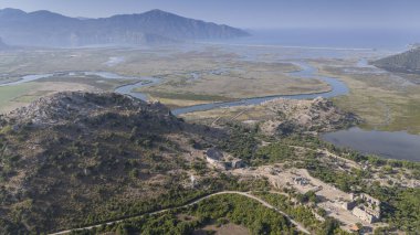 Anadolu 'daki Caunus ya da Caria' daki ünlü antik Yunan kenti Kaunos 'un tepesindeki Akropolis manzarası. Yaz tatilinde aile seyahatleri için popüler bir yer. Dalyan, Mugla, Türkiye