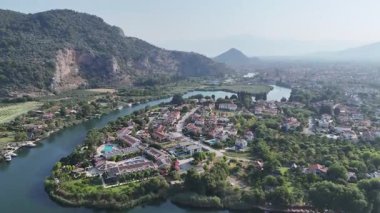 Nehir vadisi ve Dalyan şehrinin güzel panoramik manzarası, Mugla Türkiye 'nin Kaunos kentinin bakış açısından.