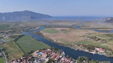 Nehir vadisi ve Dalyan şehrinin güzel panoramik manzarası, Mugla Türkiye 'nin Kaunos kentinin bakış açısından.