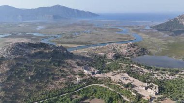 Anadolu 'daki Caunus ya da Caria' daki ünlü antik Yunan kenti Kaunos 'un tepesindeki Akropolis manzarası. Yaz tatilinde aile seyahatleri için popüler bir yer. Dalyan, Mugla, Türkiye