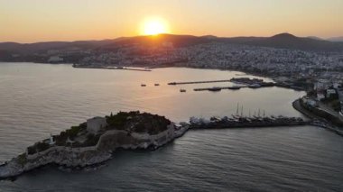 Türkiye 'nin Kusadasi kentindeki Guvercinada Adası (Güvercin Adası) hava manzaralı kalesi. Büyük tatil beldesi Türkiye 'de popüler bir turizm beldesi.
