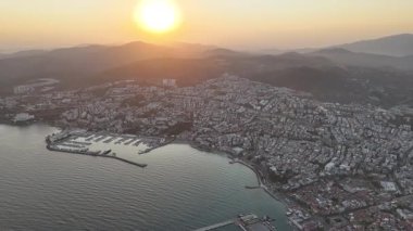 Türkiye 'nin Kusadasi kentindeki Guvercinada Adası (Güvercin Adası) hava manzaralı kalesi. Büyük tatil beldesi Türkiye 'de popüler bir turizm beldesi.