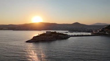 Türkiye 'nin Kusadasi kentindeki Guvercinada Adası (Güvercin Adası) hava manzaralı kalesi. Büyük tatil beldesi Türkiye 'de popüler bir turizm beldesi.