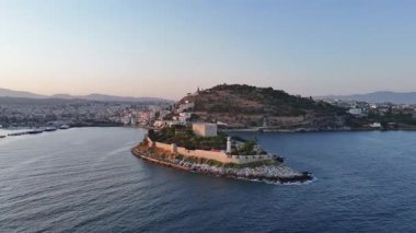 Türkiye 'nin Kusadasi kentindeki Guvercinada Adası (Güvercin Adası) hava manzaralı kalesi. Büyük tatil beldesi Türkiye 'de popüler bir turizm beldesi.