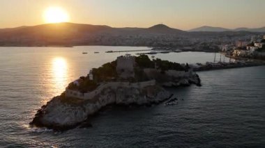 Türkiye 'nin Kusadasi kentindeki Guvercinada Adası (Güvercin Adası) hava manzaralı kalesi. Büyük tatil beldesi Türkiye 'de popüler bir turizm beldesi.
