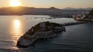 Türkiye 'nin Kusadasi kentindeki Guvercinada Adası (Güvercin Adası) hava manzaralı kalesi. Büyük tatil beldesi Türkiye 'de popüler bir turizm beldesi.