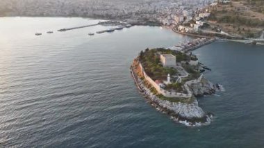 Türkiye 'nin Kusadasi kentindeki Guvercinada Adası (Güvercin Adası) hava manzaralı kalesi. Büyük tatil beldesi Türkiye 'de popüler bir turizm beldesi.