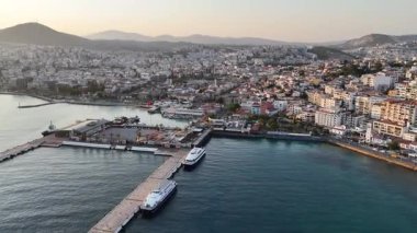 Türkiye 'nin Kusadasi kentindeki Guvercinada Adası (Güvercin Adası) hava manzaralı kalesi. Büyük tatil beldesi Türkiye 'de popüler bir turizm beldesi.
