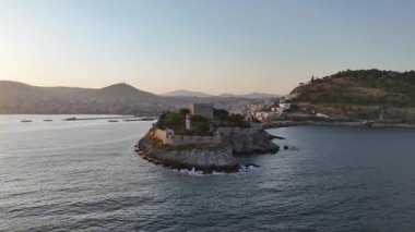 Türkiye 'nin Kusadasi kentindeki Guvercinada Adası (Güvercin Adası) hava manzaralı kalesi. Büyük tatil beldesi Türkiye 'de popüler bir turizm beldesi.