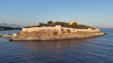 Türkiye 'nin Kusadasi kentindeki Guvercinada Adası (Güvercin Adası) hava manzaralı kalesi. Büyük tatil beldesi Türkiye 'de popüler bir turizm beldesi.