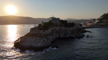 Türkiye 'nin Kusadasi kentindeki Guvercinada Adası (Güvercin Adası) hava manzaralı kalesi. Büyük tatil beldesi Türkiye 'de popüler bir turizm beldesi.