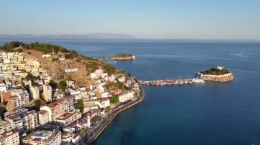 Türkiye 'nin Kusadasi kentindeki Guvercinada Adası (Güvercin Adası) hava manzaralı kalesi. Büyük tatil beldesi Türkiye 'de popüler bir turizm beldesi.