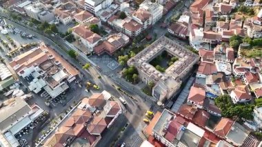 Türkiye 'nin Kusadasi kentindeki Guvercinada Adası (Güvercin Adası) hava manzaralı kalesi. Büyük tatil beldesi Türkiye 'de popüler bir turizm beldesi.