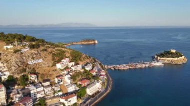 Türkiye 'nin Kusadasi kentindeki Guvercinada Adası (Güvercin Adası) hava manzaralı kalesi. Büyük tatil beldesi Türkiye 'de popüler bir turizm beldesi.
