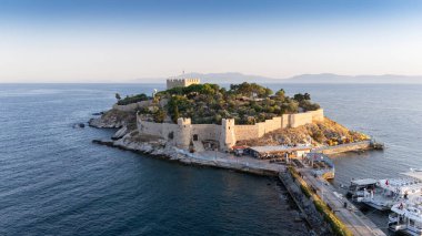 Türkiye 'nin Kusadasi kentindeki Guvercinada Adası (Güvercin Adası) hava manzaralı kalesi. Büyük tatil beldesi Türkiye 'de popüler bir turizm beldesi.