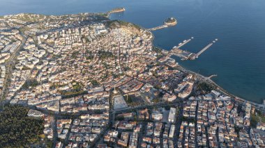 Türkiye 'nin Kusadasi kentindeki Guvercinada Adası (Güvercin Adası) hava manzaralı kalesi. Büyük tatil beldesi Türkiye 'de popüler bir turizm beldesi.