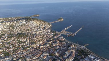 Türkiye 'nin Kusadasi kentindeki Guvercinada Adası (Güvercin Adası) hava manzaralı kalesi. Büyük tatil beldesi Türkiye 'de popüler bir turizm beldesi.