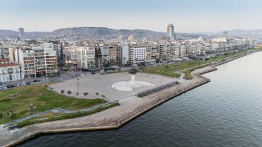 Alsancak 'ın muhteşem bir sabah manzarası, İzmir. Günaydın İzmir, Hindi. Hava görüntüsü.