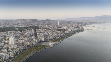 Alsancak 'ın muhteşem bir sabah manzarası, İzmir. Günaydın İzmir, Hindi. Hava görüntüsü.