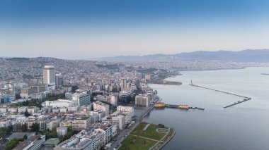 Alsancak 'ın muhteşem bir sabah manzarası, İzmir. Günaydın İzmir, Hindi. Hava görüntüsü.