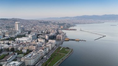 Alsancak 'ın muhteşem bir sabah manzarası, İzmir. Günaydın İzmir, Hindi. Hava görüntüsü.