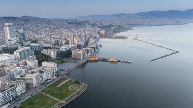 Alsancak 'ın muhteşem bir sabah manzarası, İzmir. Günaydın İzmir, Hindi. Hava görüntüsü.
