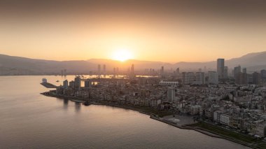 Alsancak 'ın muhteşem bir sabah manzarası, İzmir. Günaydın İzmir, Hindi. Hava görüntüsü.