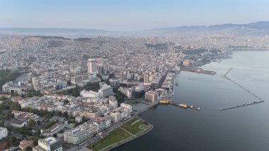 Alsancak 'ın muhteşem bir sabah manzarası, İzmir. Günaydın İzmir, Hindi. Hava görüntüsü.