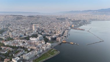 Alsancak 'ın muhteşem bir sabah manzarası, İzmir. Günaydın İzmir, Hindi. Hava görüntüsü.