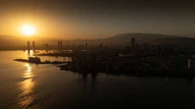 Alsancak 'ın muhteşem bir sabah manzarası, İzmir. Günaydın İzmir, Hindi. Hava görüntüsü.