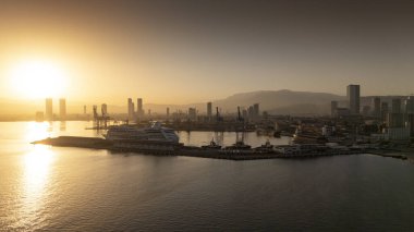 Alsancak 'ın muhteşem bir sabah manzarası, İzmir. Günaydın İzmir, Hindi. Hava görüntüsü.