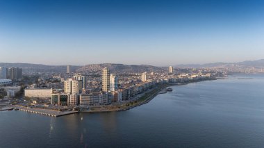 Alsancak 'ın muhteşem bir sabah manzarası, İzmir. Günaydın İzmir, Hindi. Hava görüntüsü.