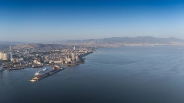 Alsancak 'ın muhteşem bir sabah manzarası, İzmir. Günaydın İzmir, Hindi. Hava görüntüsü.