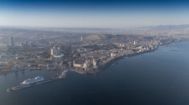 Alsancak 'ın muhteşem bir sabah manzarası, İzmir. Günaydın İzmir, Hindi. Hava görüntüsü.