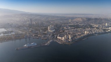 Alsancak 'ın muhteşem bir sabah manzarası, İzmir. Günaydın İzmir, Hindi. Hava görüntüsü.
