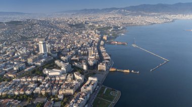 Alsancak 'ın muhteşem bir sabah manzarası, İzmir. Günaydın İzmir, Hindi. Hava görüntüsü.