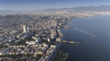 Alsancak 'ın muhteşem bir sabah manzarası, İzmir. Günaydın İzmir, Hindi. Hava görüntüsü.