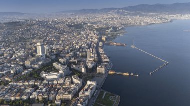 Alsancak 'ın muhteşem bir sabah manzarası, İzmir. Günaydın İzmir, Hindi. Hava görüntüsü.