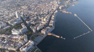 Alsancak 'ın muhteşem bir sabah manzarası, İzmir. Günaydın İzmir, Hindi. Hava görüntüsü.