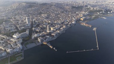 Alsancak 'ın muhteşem bir sabah manzarası, İzmir. Günaydın İzmir, Hindi. Hava görüntüsü.