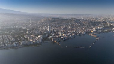 Alsancak 'ın muhteşem bir sabah manzarası, İzmir. Günaydın İzmir, Hindi. Hava görüntüsü.