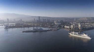Alsancak 'ın muhteşem bir sabah manzarası, İzmir. Günaydın İzmir, Hindi. Hava görüntüsü.