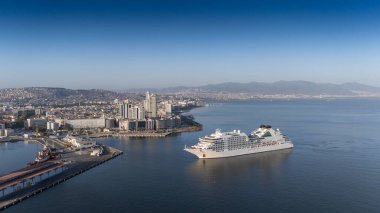 Alsancak 'ın muhteşem bir sabah manzarası, İzmir. Günaydın İzmir, Hindi. Hava görüntüsü.