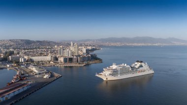 Alsancak 'ın muhteşem bir sabah manzarası, İzmir. Günaydın İzmir, Hindi. Hava görüntüsü.