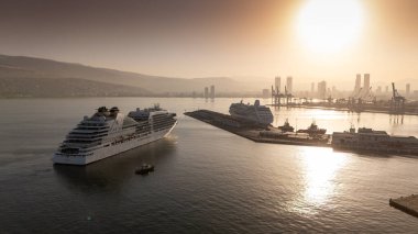 Alsancak 'ın muhteşem bir sabah manzarası, İzmir. Günaydın İzmir, Hindi. Hava görüntüsü.