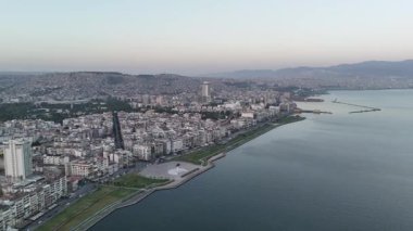 Alsancak 'ın muhteşem bir sabah manzarası, İzmir. Günaydın İzmir, Hindi. Hava görüntüsü.