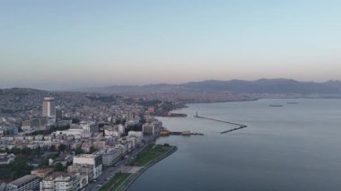 Alsancak 'ın muhteşem bir sabah manzarası, İzmir. Günaydın İzmir, Hindi. Hava görüntüsü.