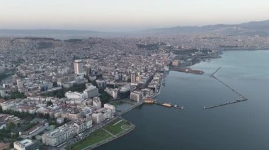 Alsancak 'ın muhteşem bir sabah manzarası, İzmir. Günaydın İzmir, Hindi. Hava görüntüsü.